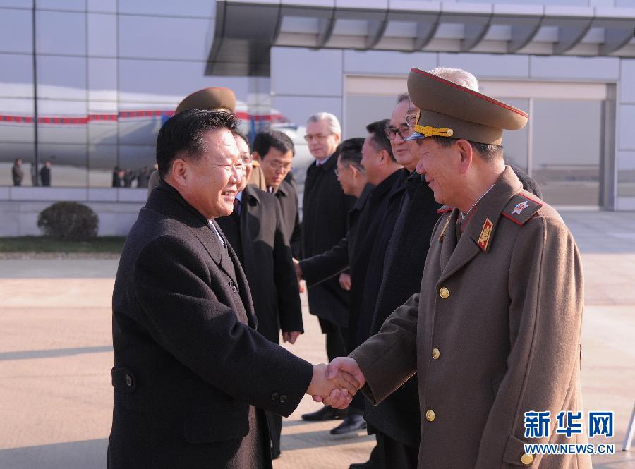 　　 朝中社11月17日提供的照片显示，朝鲜最高领导人金正恩特使、朝鲜劳动党中央政治局常委、中央书记崔龙海（左一）17日乘专机离开平壤，赴俄罗斯进行访问。新华社/朝中社 