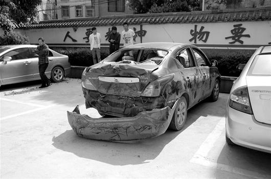 受害人范某被撞坏的汽车