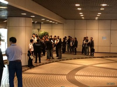 大批警员进入中信大厦。(来源：香港电台网站)