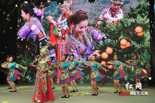 麻阳苗族民俗节目表演。