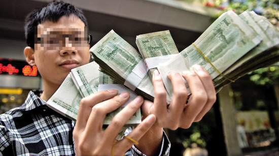 广州一男子不满银行冻结信用卡 要求开600本1