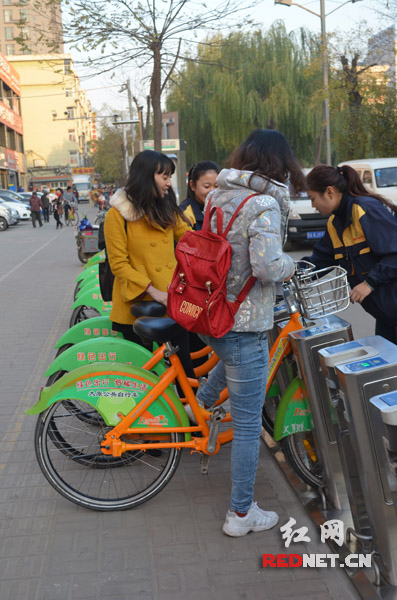 网媒记者编辑体验太原公共自行车。
