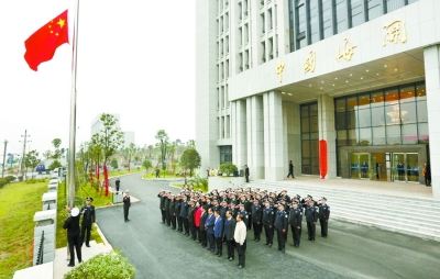  11月18日，庄严的升国旗仪式和简短的揭牌活动后，星沙海关正式开关并对外办理海关业务。 黄勇华 摄