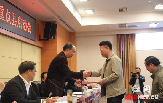 怀化市靖州县等9个单位（10个县市区）向湖南省特色办主任、省财政厅厅长郑建新递交责任状。