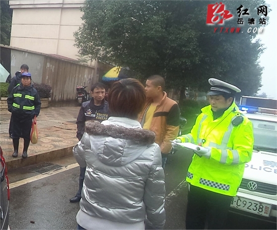 岳塘区老交警工作纪实:老当益壮 用心站好每一班岗