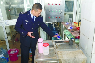   11月19日，药监执法人员突击检查桶装水生产企业。