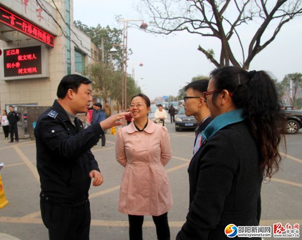 与学生和老师交流