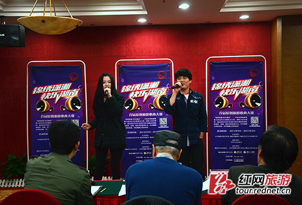 一首由青年男女组合演唱的现代苗语歌曲,时尚动感,令人印象深刻