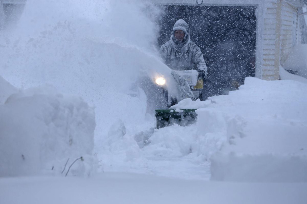 美国多地遭暴雪袭击大雪堵门组图