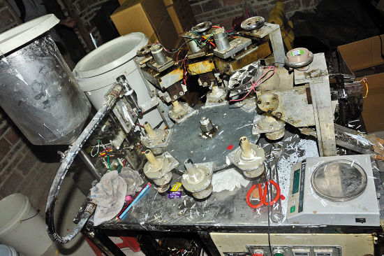 制造灌装冒牌牙膏的作坊