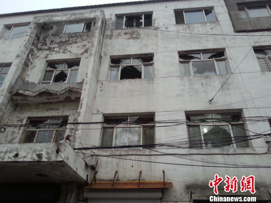 黑龙江佳木斯一车库发生爆炸致1伤 20余户民宅玻璃震碎 姚春宇 摄