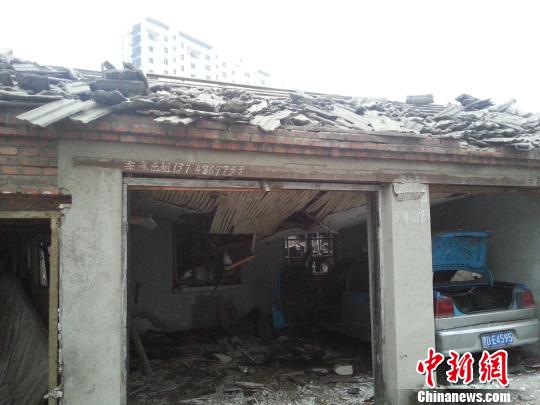 黑龙江佳木斯一车库发生爆炸致1伤 20余户民宅玻璃震碎 姚春宇 摄