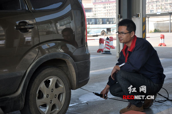 长沙县一处机动车尾气检测点，工作人员正在检测汽车尾气
