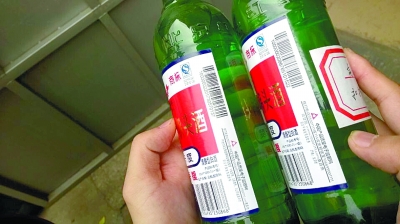  真酒每瓶条形码都不同，假酒同批次条形码均相同。左真右假