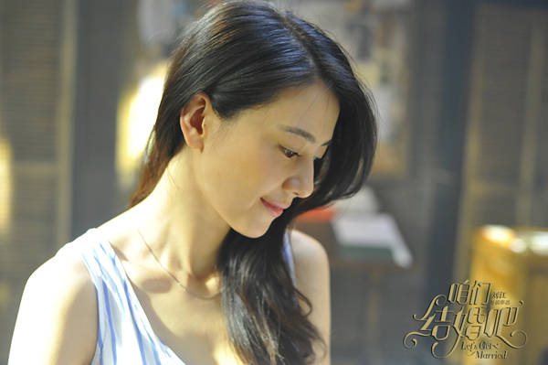 高圆圆面露笑容