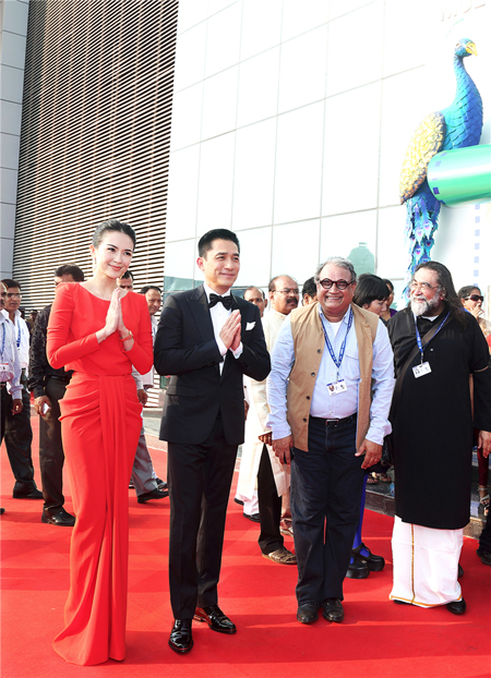 章子怡梁朝伟双手合十