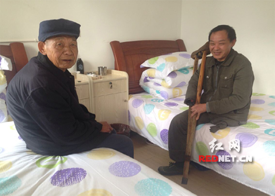免费住进廖月娥敬老院，两名老人开心不已。