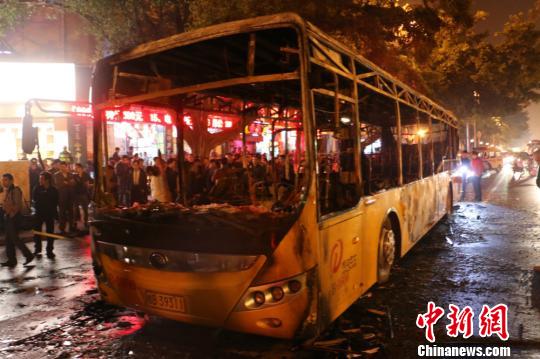 11月21日晚，柳州市一辆正在行驶的公交车发生燃烧，导致18名乘客送医救治。图为公交车燃烧后的残骸。　黄威铭　摄
