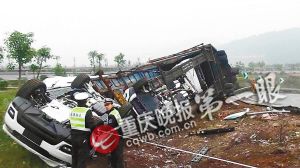 　　▲失事重型拖挂车冲出护栏翻覆，车上装载的全新路虎全部甩出。