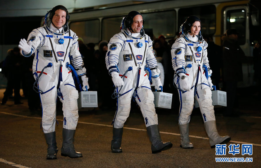 11月24日,在哈萨克斯坦的拜科努尔发射场,即将前往国际空间站驻站的3位宇航员,俄联邦航天署的安东·什克普列罗夫(中)、美国航天局的特里·维尔特斯(左)和欧洲航天局的萨曼莎·克里斯托弗雷蒂,准备登上飞船。俄罗斯航天部门24日凌晨在哈萨克斯坦的拜科努尔发射场用“联盟-FG”运载火箭将载人飞船“联盟TMA-15M”送往国际空间站。新华社/美联