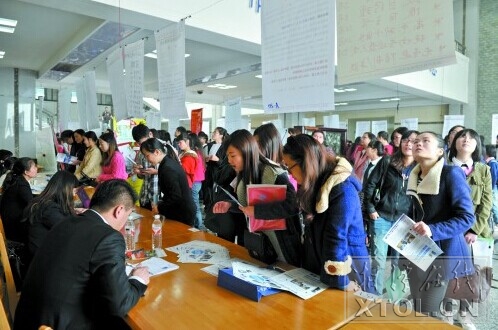 招聘会现场人山人海。