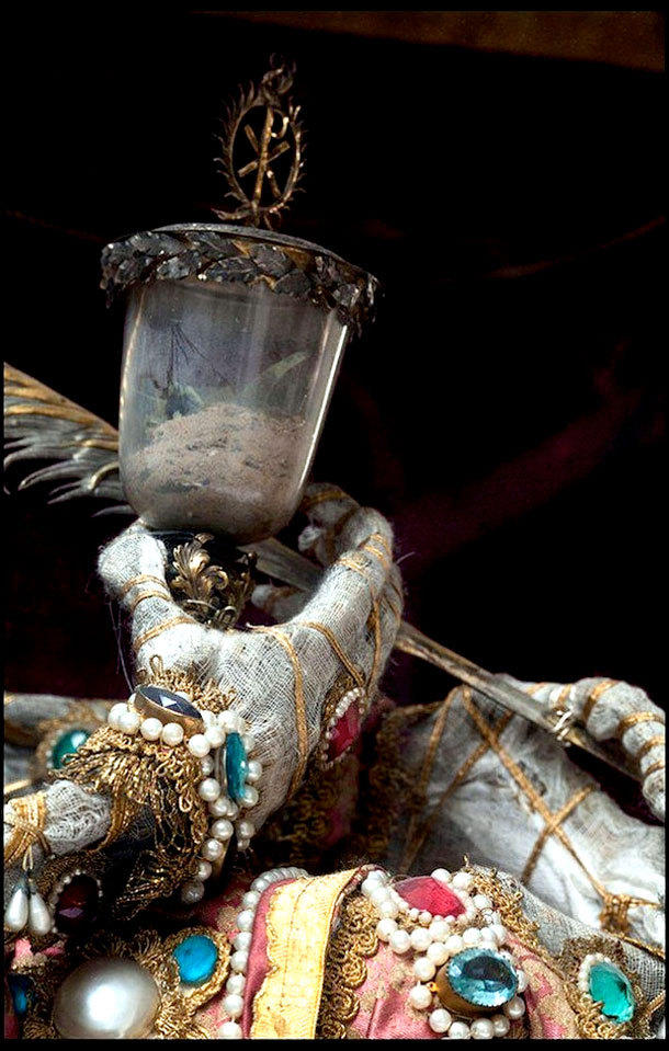 罗马土豪墓葬群出土 浑身金银珠宝