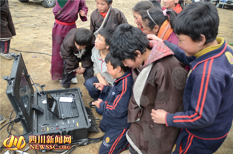 康定地震震中开通亲情电话 学生免费与亲人通