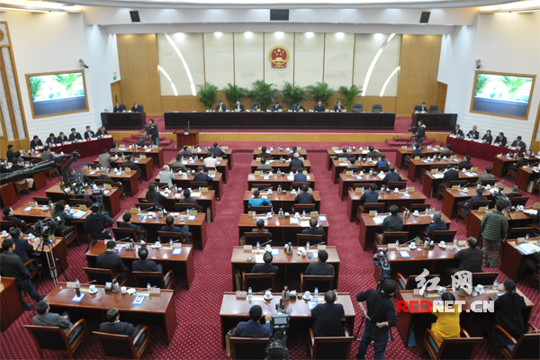 11月24日下午，湖南省人大常委会就省政府《中华人民共和国大气污染防治法》实施情况专题询问。