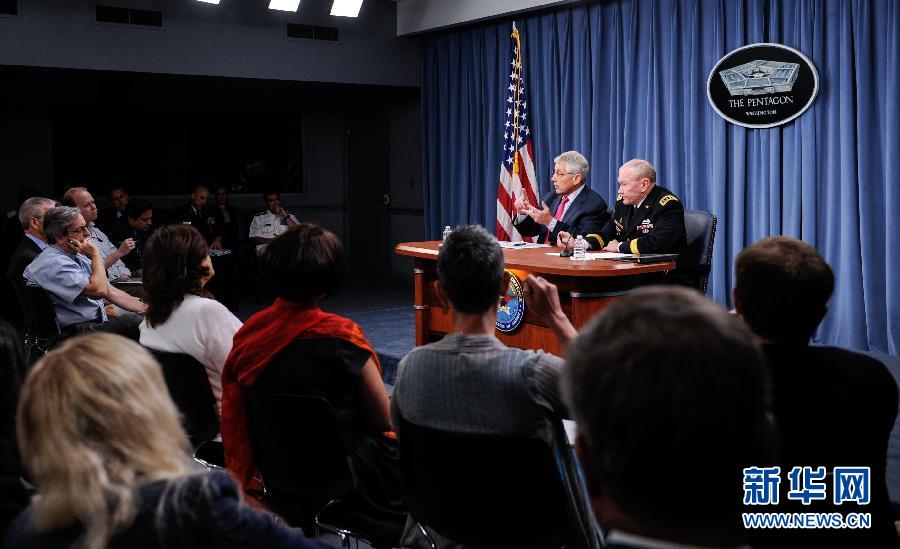 这张7月3日拍摄的资料照片显示,美国国防部长哈格尔(左)参加在华盛顿五角大楼举行的记者会。美国总统奥巴马11月24日宣布接受国防部长哈格尔的辞呈。哈格尔是奥巴马所在的民主党中期选举失利后首位请辞的内阁成员。新华社记者鲍丹丹摄
