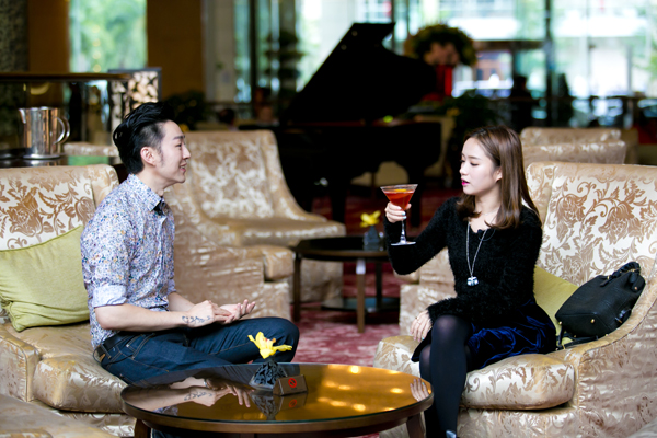 李铭泽、付梦妮品酒减压新技能