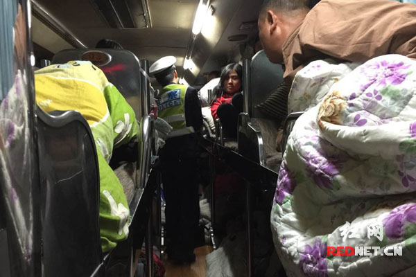 (民警对车上人数进行清点。