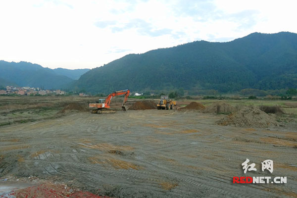 汝城县集益乡土地整治项目动工建设。