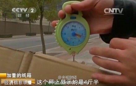 央视曝光苹果纸箱加水泥销售 一个箱子重4斤半