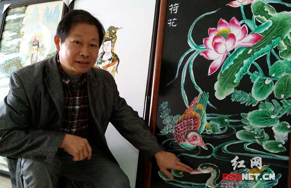 湖南油漆画画家刘长春老师与他的油漆画。