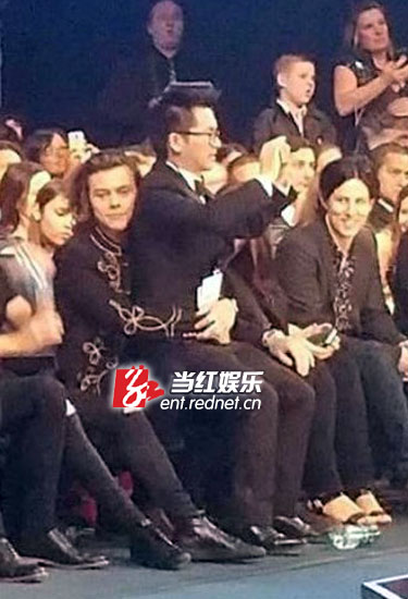 张杰经纪人坐Harry大腿拍照而引来轩然大波。