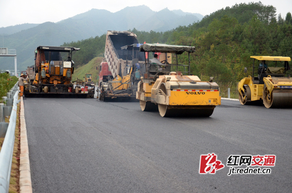 二广高速公路广东连州至怀集段将于12月底建成通车，届时，湖南南下广东将再添新通道。目前全线路面摊铺施工已接近尾声。