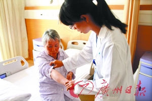 医生在为罗女士复诊。