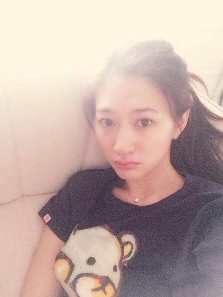 李小冉晒自拍显超丰满身材自评：角度问题