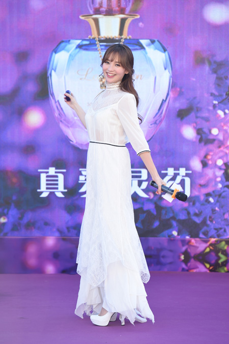 金莎示范“真爱灵药”香水