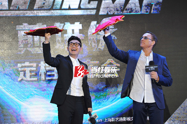 大鹏和尚格云顿一起转手绢