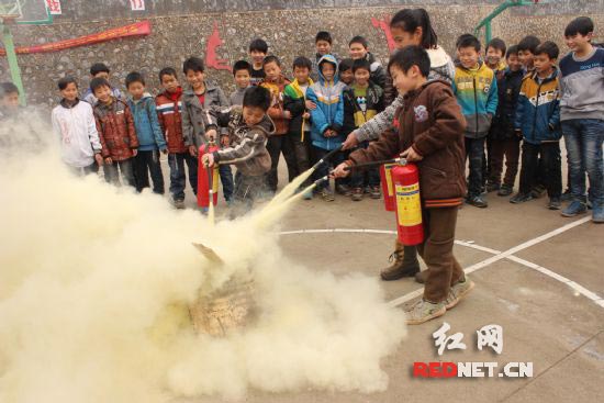 11月24日，湖南省宁远县公安消防大队在宁远县天堂小学开展消防安全教育活动。