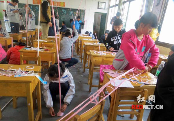 学生在现场展示自己的作品