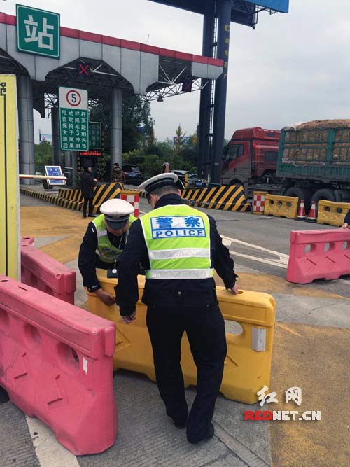 民警在清除施工路段的塑胶路障