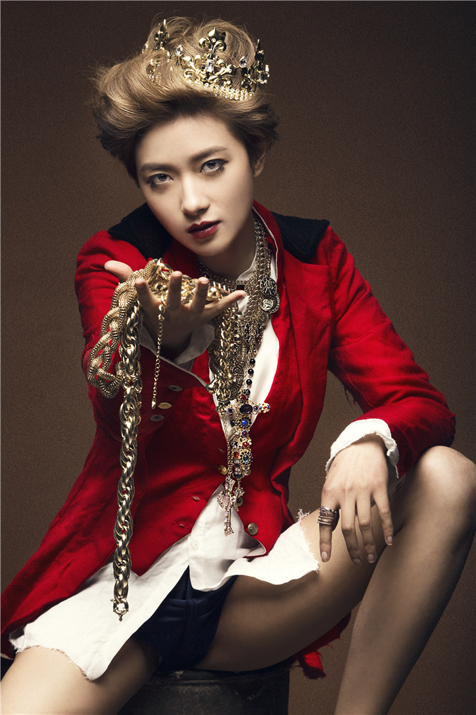 <em>湘妹子</em>万茜金冠红衣霸气冷艳 展复古女王范-