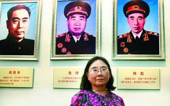 林晓霖生于1941年，林彪的大女儿。其母是林彪前妻张梅。林晓霖出生后，随同母亲在苏联生活，直到1950。