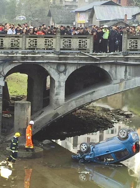 小轿车撞断青石护栏，落入金鹅江