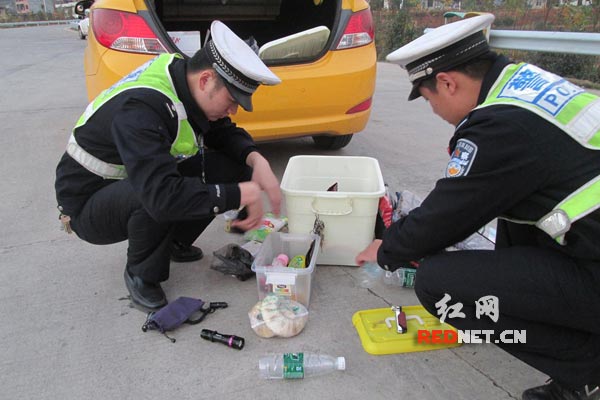 民警对张某的车辆进行检查