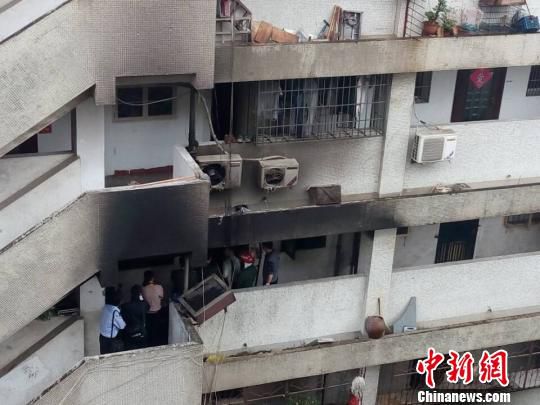 福建漳州一居民楼发生疑似液化气爆炸或有老人被困