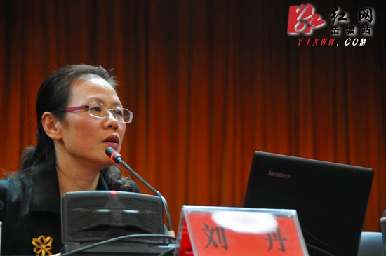 区委中心组集中学习十八届四中全会精神