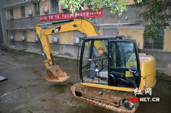 李建才将追回挖掘机开进桃江县公安局